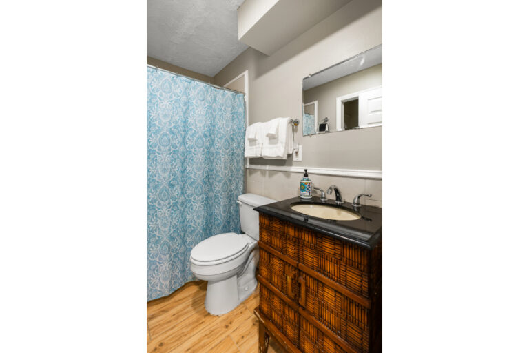 Base bathroom01 768x512