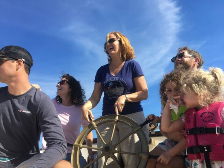 Pic boat happy people 768x576