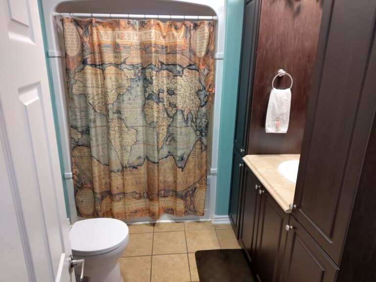 Upstairs bathroom 2 768x576