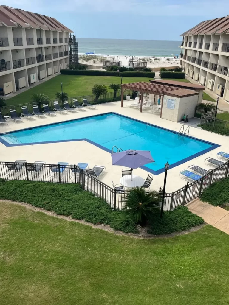 pool 768x1024